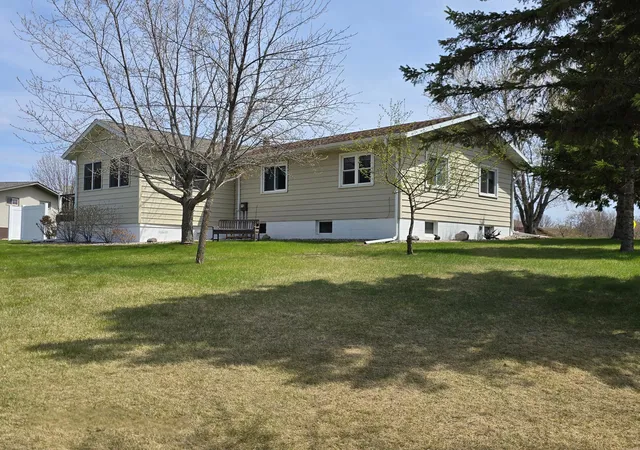 3rd image of 800 Willow Springs Rd, Detroit Lakes, MN 56501 | MLS# 7072295