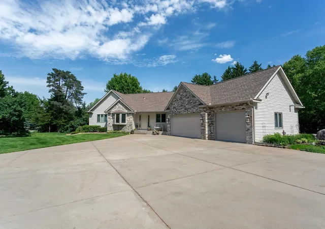 Homes for sale in Hastings, MN | 17162 Red Wing Blvd, Hastings, MN 55033 | MLS# 7072714
