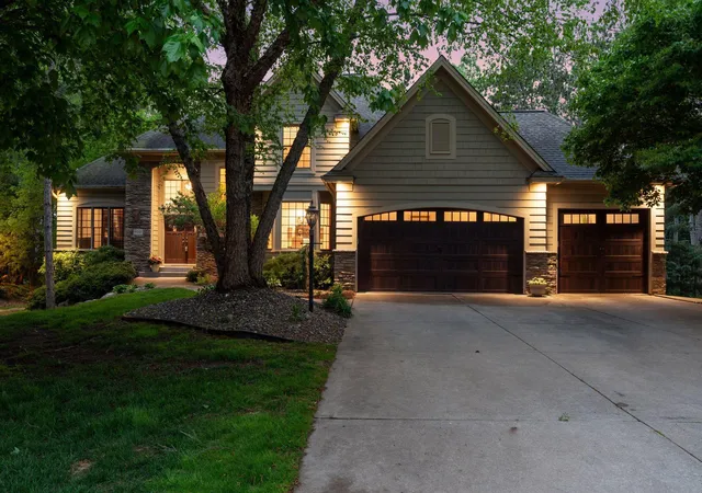 1st image of 9001 Springwood Dr, Saint Paul, MN 55125 | MLS# 7072801