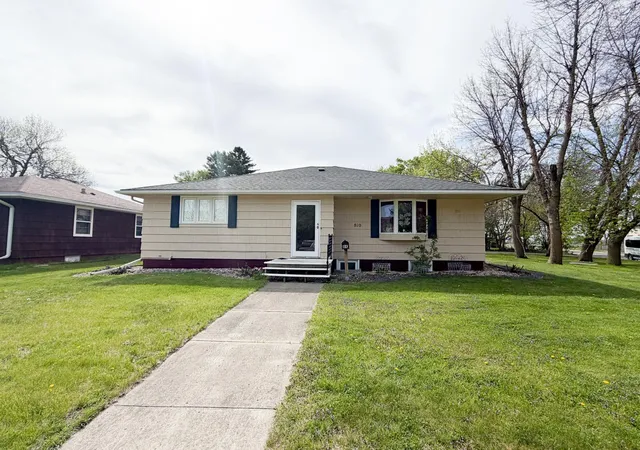 Photo 3 of Single family home for sale at 810 8th Avenue, Worthington, MN 56187 | MLS# 7074235 | Listing updated on 2026-08-04