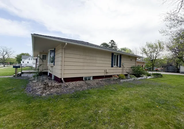 Photo 3 of Single family home for sale at 810 8th Avenue, Worthington, MN 56187 | MLS# 7074235 | Listing updated on 2026-08-04
