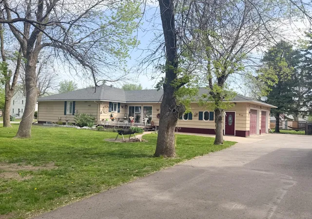 Photo 4 of Single family home for sale at 810 8th Avenue, Worthington, MN 56187 | MLS# 7074235 | Listing updated on 2026-08-04