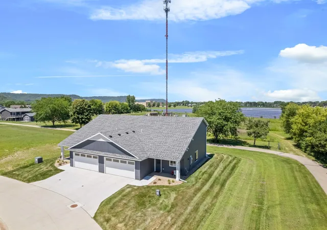 Photo 2 of Single family home for sale at 1151 Eagle Ln, Wabasha, MN 55981 | MLS# 7074508 | Listing updated on 2026-08-26