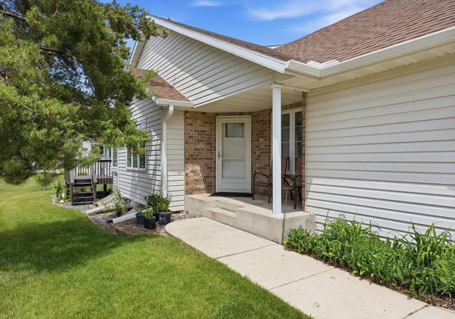 Homes for sale in Hutchinson, MN | 1013 Prairie View Dr Sw, Hutchinson, MN 55350 | MLS# 7074542