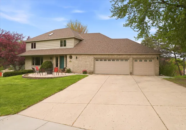 Photo 2 of Single family home for sale at 2500 Highland View Ave S, Burnsville, MN 55337 | MLS# 7074968 | Listing updated on 2026-09-12