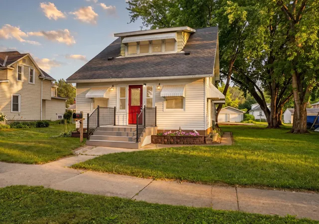 1st image of 1423 N 2nd St, Mankato, MN 56001 | MLS# 7075140
