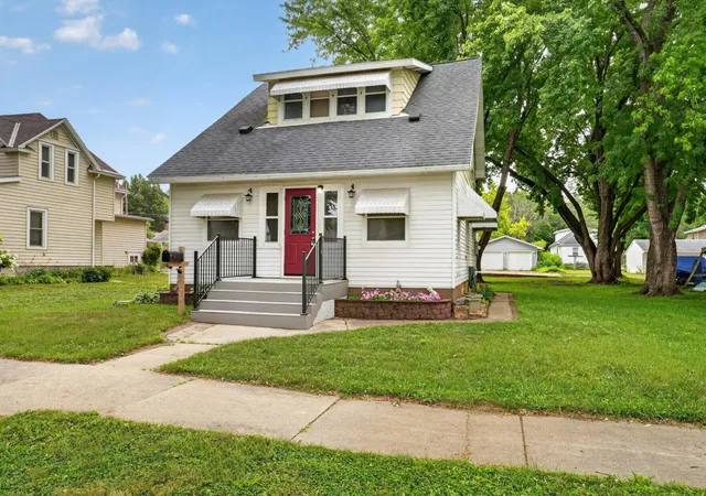 Single family home for sale at 1423 N 2nd Street, Mankato, MN 56001 | MLS# 7075140