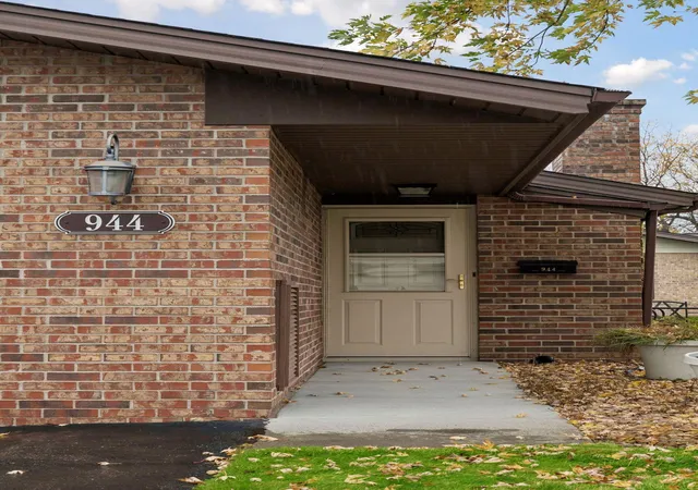 Photo 2 of Single family home for sale at 944 Zanzibar Ln N, Minneapolis, MN 55447 | MLS# 7075378 | Listing updated on 2026-10-23