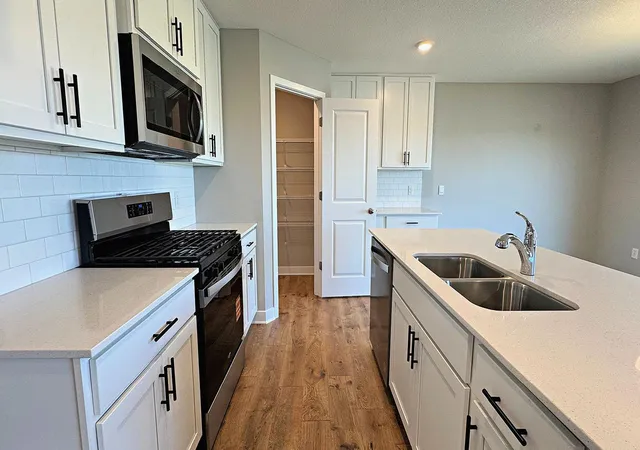 3rd image of 1662 Shasta Dr, Shakopee, MN 55379 | MLS# 7075787