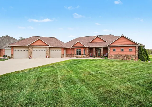 Homes for sale in Pipestone, MN | 903 Fairway Dr, Pipestone, MN 56164 | MLS# 7075805