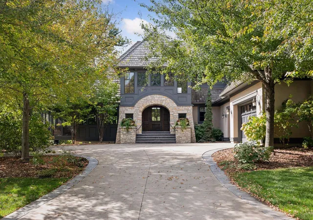1st image of 425 Carpenters Pt, Wayzata, MN 55391 | MLS# 7075969