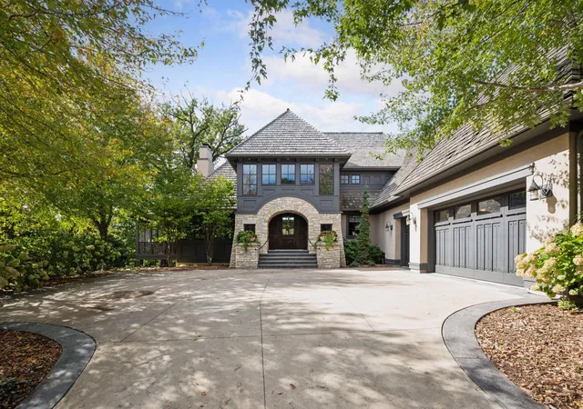 2nd image of 425 Carpenters Pt, Wayzata, MN 55391 | MLS# 7075969