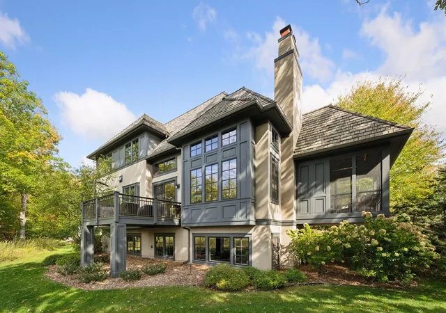 3rd image of 425 Carpenters Pt, Wayzata, MN 55391 | MLS# 7075969