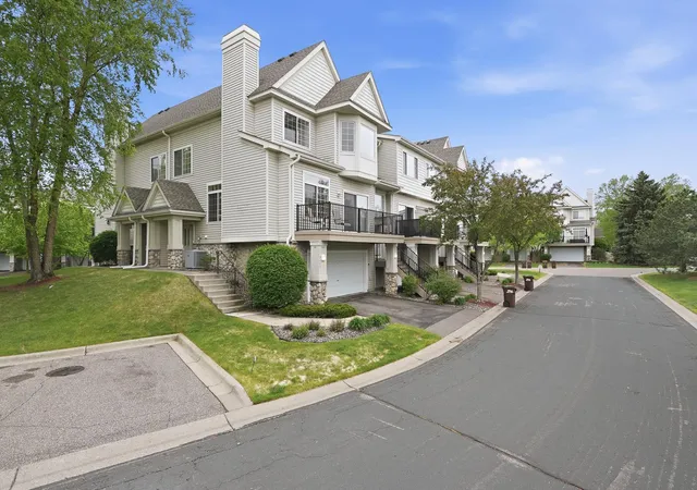 Photo 3 of Sale Pending at 2111 Eagle Tr Ln, Saint Paul, MN 55129 | MLS# 7076259 | Listing updated on 2026-08-10