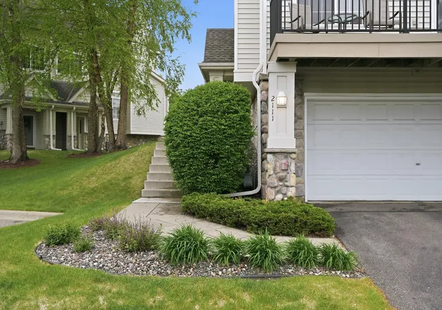Photo 3 of Sale Pending at 2111 Eagle Tr Ln, Saint Paul, MN 55129 | MLS# 7076259 | Listing updated on 2026-08-10