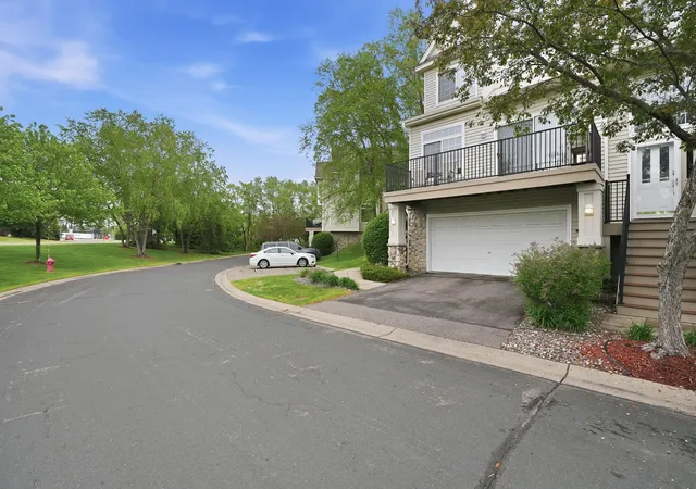 Photo 4 of Sale Pending at 2111 Eagle Tr Ln, Saint Paul, MN 55129 | MLS# 7076259 | Listing updated on 2026-08-10