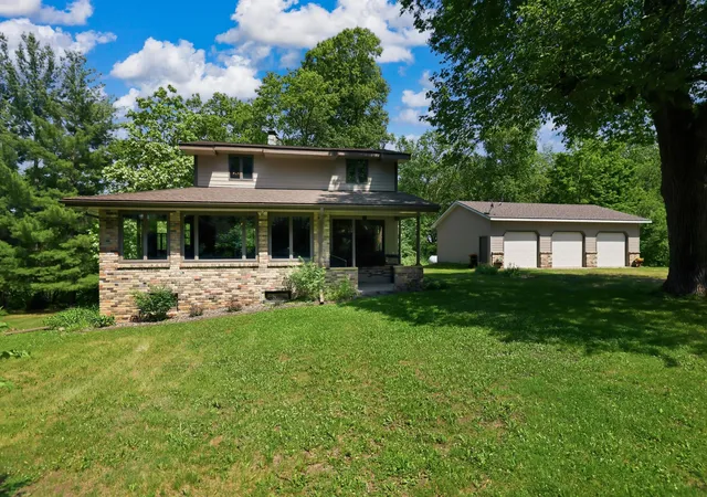 Photo 4 of Single family home for sale at 10023 Grey Cloud Is Dr S, Saint Paul Park, MN 55071 | MLS# 7076325 | Listing updated on 2026-10-01