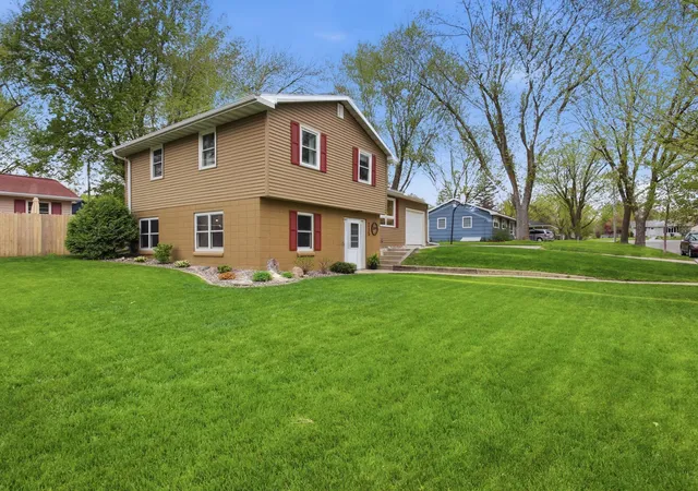 Photo 3 of Sale Pending at 215 Terrace Dr SW, Willmar, MN 56201 | MLS# 7076463 | Listing updated on 2026-08-19