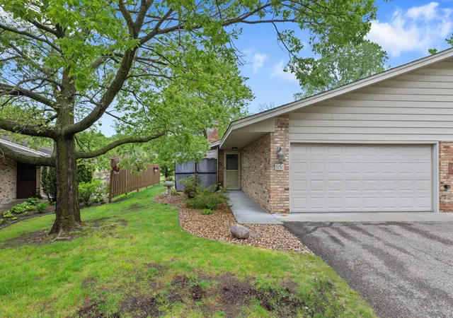 Homes for sale in Minnetonka, MN | 2252 Country Ln, Minnetonka, MN 55305 | MLS# 7076676