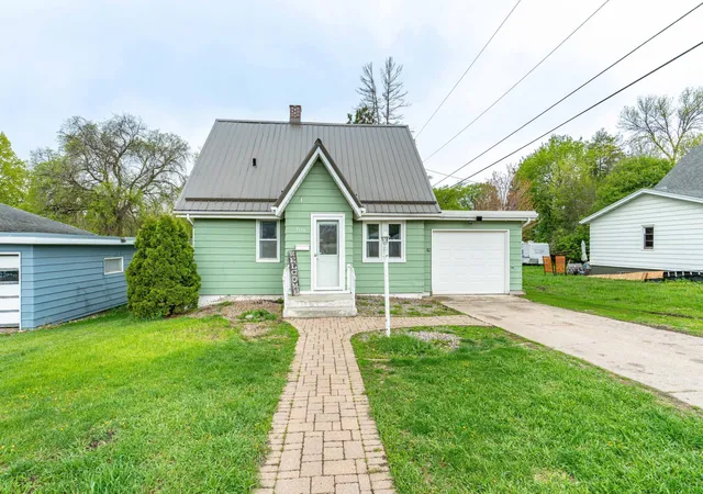 Homes for sale in Fergus Falls, MN | 1119 N Lake St, Fergus Falls, MN 56537 | MLS# 7076818
