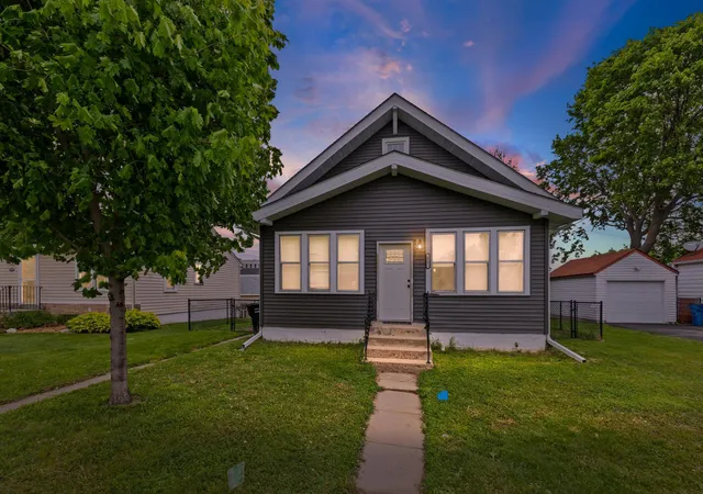 1st image of 627 4th Ave W, Shakopee, MN 55379 | MLS# 7076893