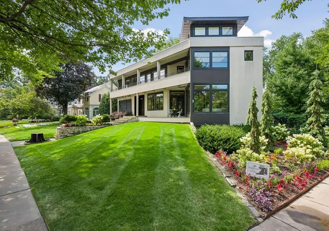 2nd image of 2100 W Lake Of The Isles Pkwy, Minneapolis, MN 55405 | MLS# 7076915