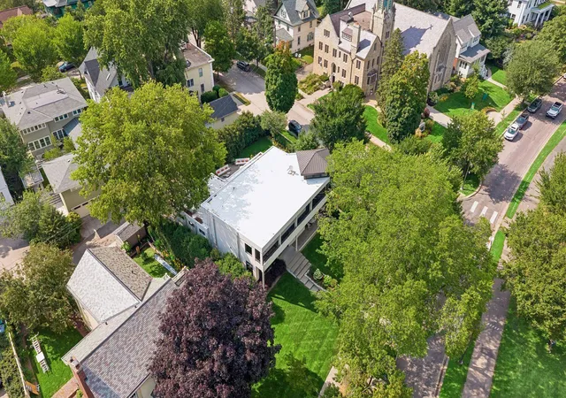 Photo 4 of Single family home for sale at 2100 W Lake Of The Isles Pkwy, Minneapolis, MN 55405 | MLS# 7076915 | Listing updated on 2026-09-29