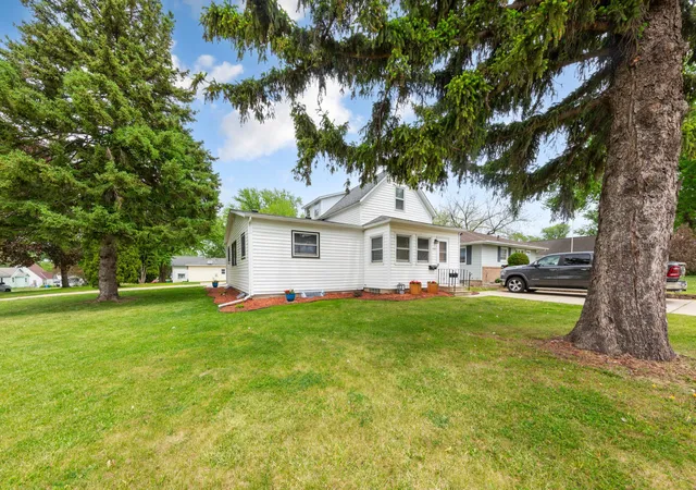 Homes for sale in Owatonna, MN | 808 E Vine St, Owatonna, MN 55060 | MLS# 7077233