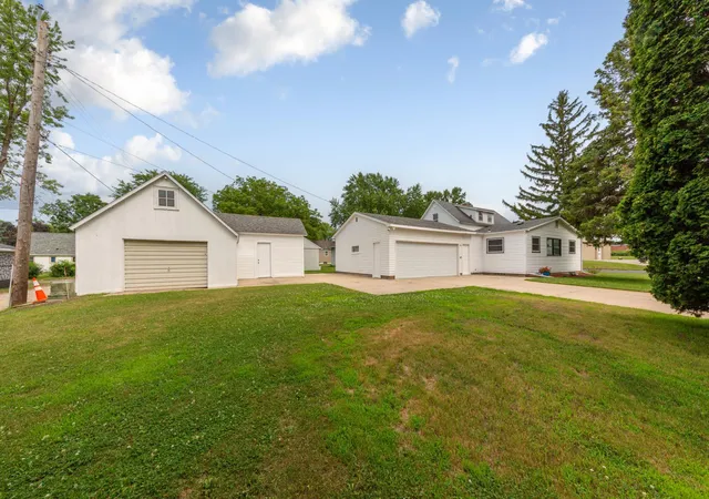 Photo 1 of Single family home for sale at 808 E Vine St, Owatonna, MN 55060 | MLS# 7077233 | Listing updated on 2026-09-04