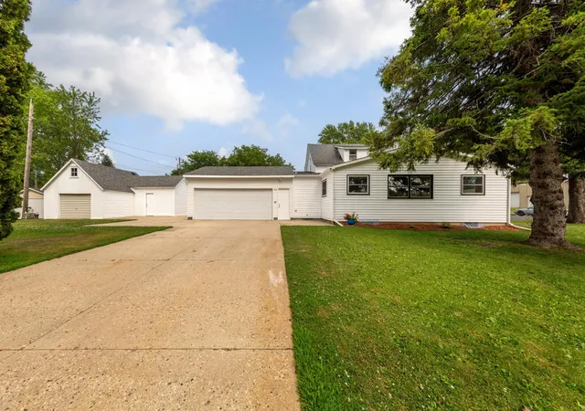 Photo 2 of Single family home for sale at 808 E Vine St, Owatonna, MN 55060 | MLS# 7077233 | Listing updated on 2026-09-04