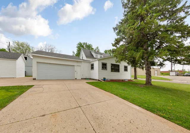 Homes for sale in Owatonna, MN | 808 E Vine St, Owatonna, MN 55060 | MLS# 7077233