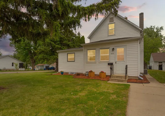 Homes for sale in Owatonna, MN | 808 E Vine St, Owatonna, MN 55060 | MLS# 7077233