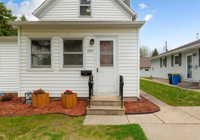 Homes for sale in Owatonna, MN | 808 E Vine St, Owatonna, MN 55060 | MLS# 7077233