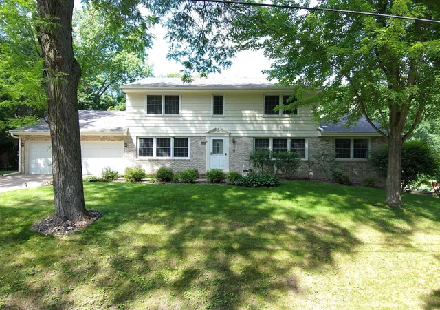 Photo 1 of Single family home for sale at 3931 Huntingdon Dr, Hopkins, MN 55305 | MLS# 7077294 | Listing updated on 2026-08-26