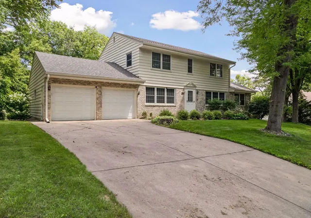 Photo 3 of Single family home for sale at 3931 Huntingdon Dr, Hopkins, MN 55305 | MLS# 7077294 | Listing updated on 2026-08-26