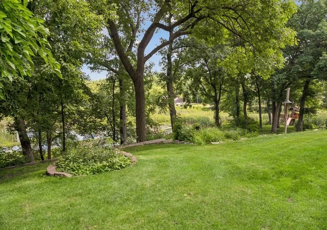 Photo 4 of Single family home for sale at 3931 Huntingdon Dr, Hopkins, MN 55305 | MLS# 7077294 | Listing updated on 2026-08-26