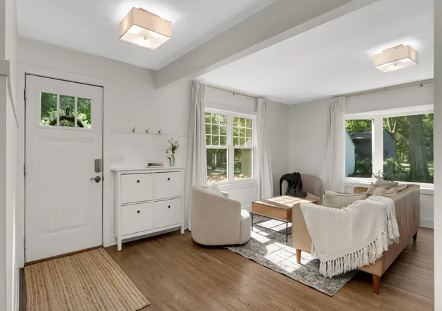 3rd image of 1385 Arbor St, Wayzata, MN 55391 | MLS# 7077686