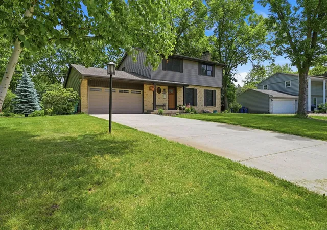 3rd image of 2400 Cavell Ave N, Golden Valley, MN 55427 | MLS# 7077827