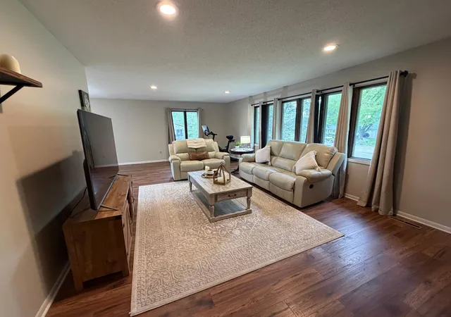 Photo 3 of Single family home for sale at 1609 Gateway Dr, Albert Lea, MN 56007 | MLS# 7078145 | Listing updated on 2026-08-05