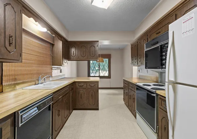 Photo 3 of Sale Pending at 8233 Pleasant View Ct, Saint Paul, MN 55112 | MLS# 7078183 | Listing updated on 2026-09-03