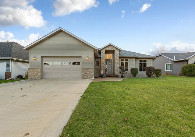 Homes for sale in Owatonna, MN | 1447 Nottingham Dr, Owatonna, MN 55060 | MLS# 7078355