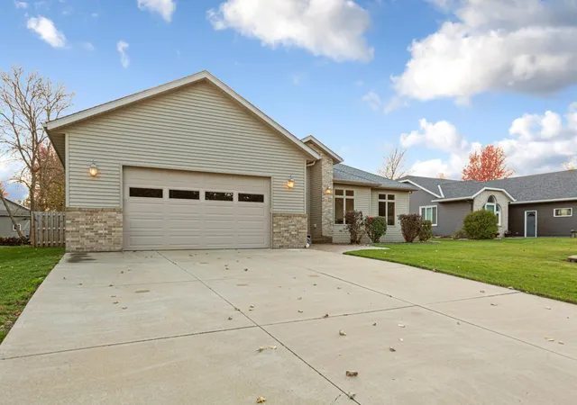 Homes for sale in Owatonna, MN | 1447 Nottingham Dr, Owatonna, MN 55060 | MLS# 7078355