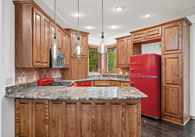 Photo 3 of Single family home for sale at 9250 Blackoaks Ln N, Maple Grove, MN 55311 | MLS# 7078692 | Listing updated on 2026-10-02