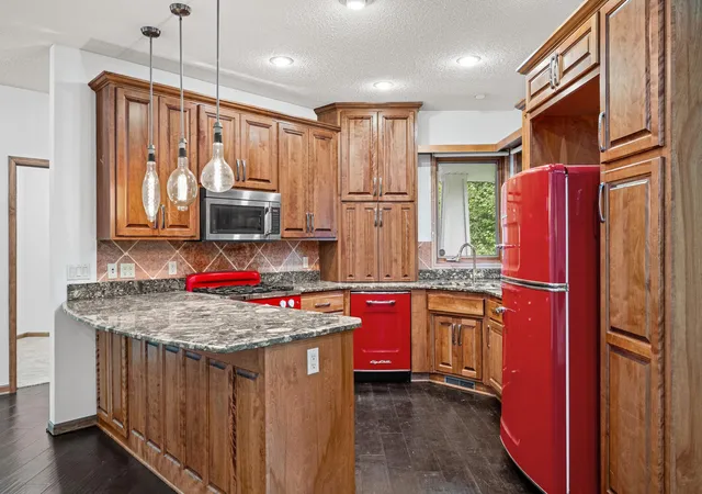Photo 4 of Single family home for sale at 9250 Blackoaks Ln N, Maple Grove, MN 55311 | MLS# 7078692 | Listing updated on 2026-10-02