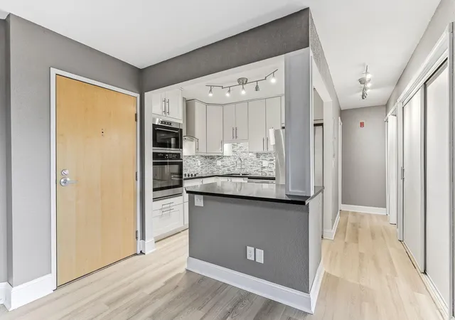 3rd image of 1700 Four Oaks Rd, Eagan, MN 55121