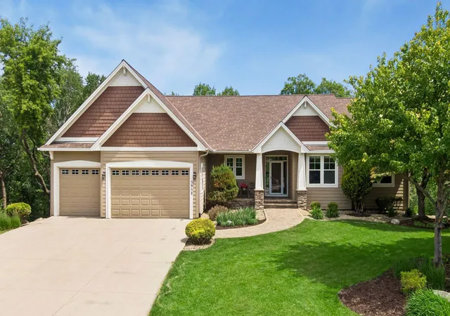 3rd image of 3958 Greystone Rdg, Saint Paul, MN 55122 | MLS# 7078805