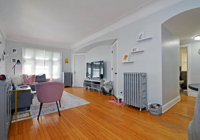 Listing Photo 4 - Condo for sale in building located at 3324 Hennepin Ave, Minneapolis, MN 55408