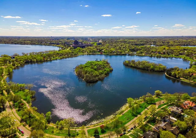 Listing Photo 2 - Condo for sale in building located at 3324 Hennepin Ave, Minneapolis, MN 55408 - Unit #