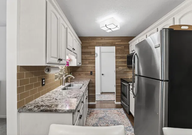 Homes for sale in Wayzata, MN | 215 Barry Ave S #216, Wayzata, MN 55391 | MLS# 7079071