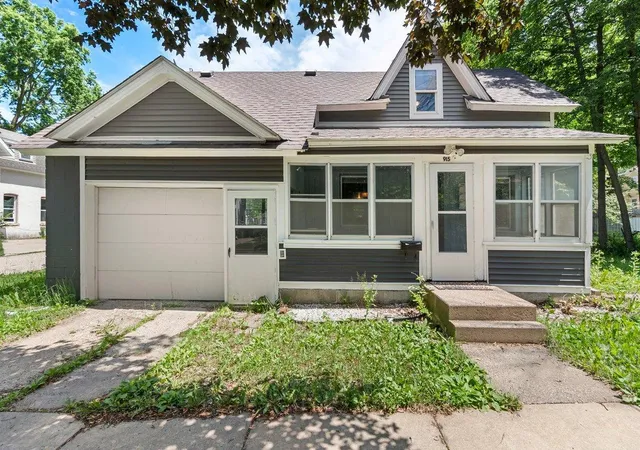 2nd image of 915 3rd Ave Nw, Faribault, MN 55021 | MLS# 7079087